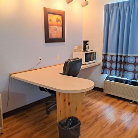 Super 8 By Wyndham Three Hills Ab Otel Dış mekan fotoğraf