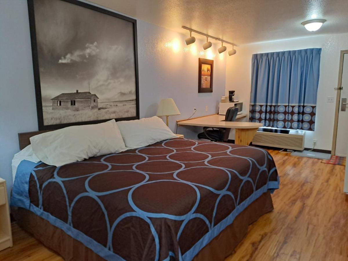 Super 8 By Wyndham Three Hills Ab Otel Dış mekan fotoğraf