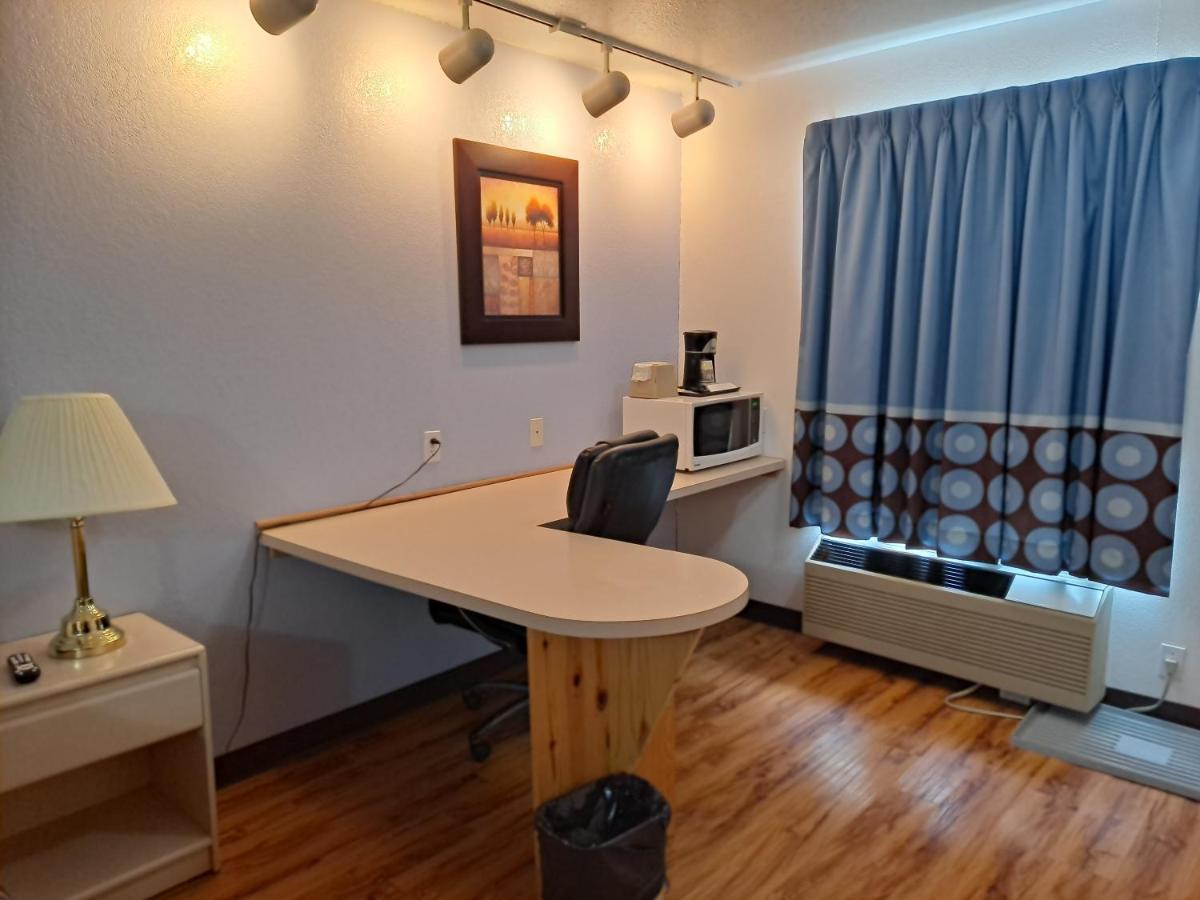Super 8 By Wyndham Three Hills Ab Otel Dış mekan fotoğraf
