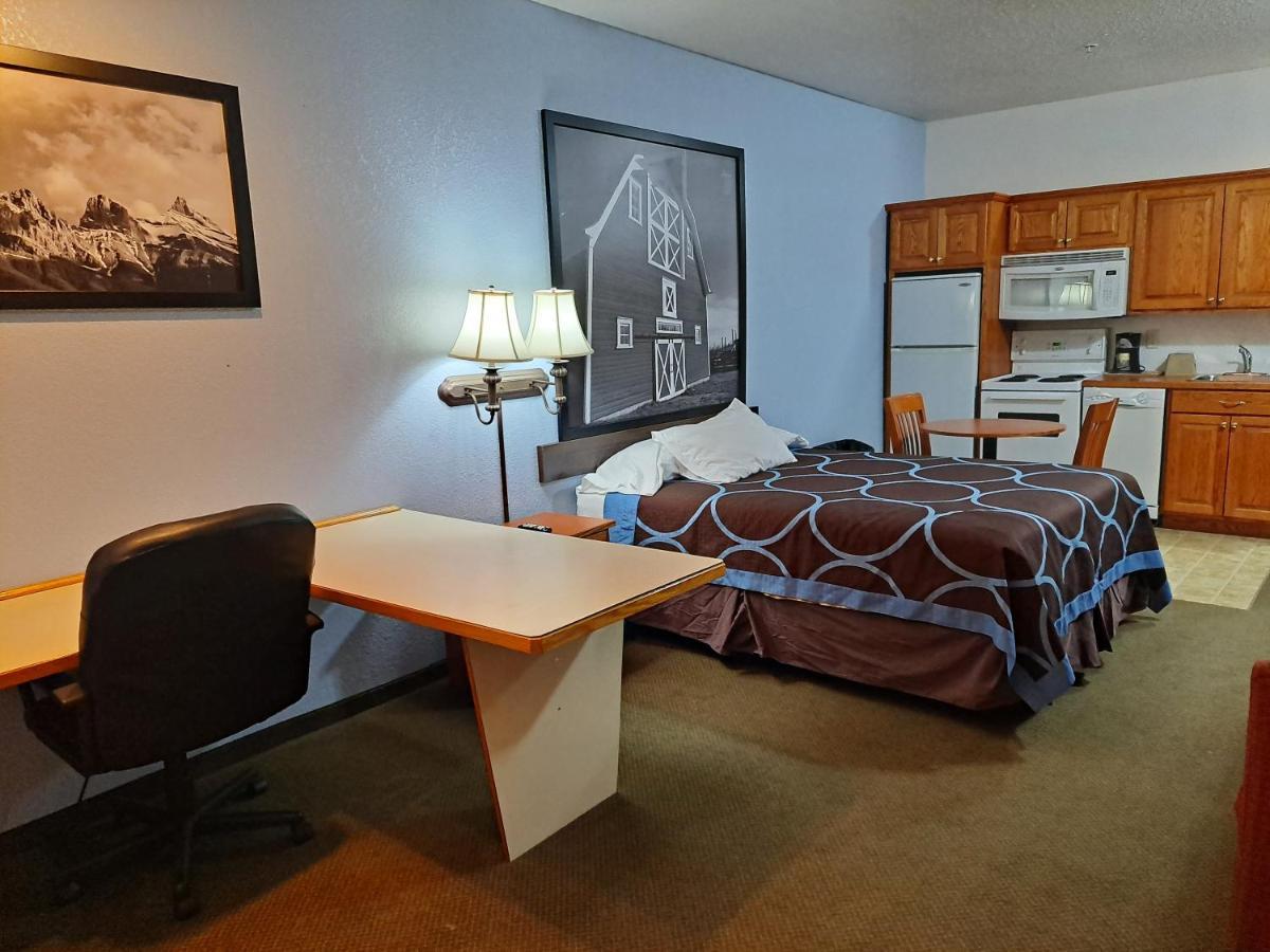 Super 8 By Wyndham Three Hills Ab Otel Dış mekan fotoğraf