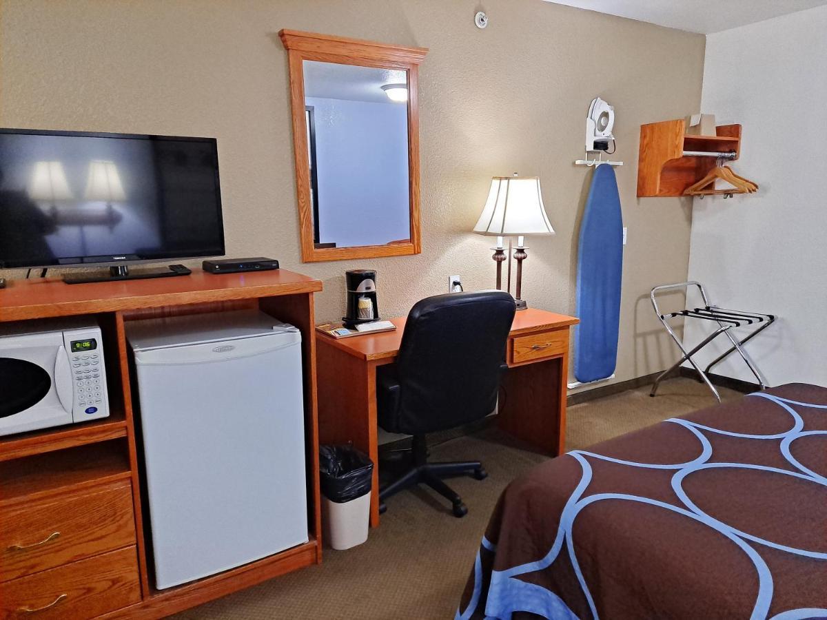 Super 8 By Wyndham Three Hills Ab Otel Dış mekan fotoğraf