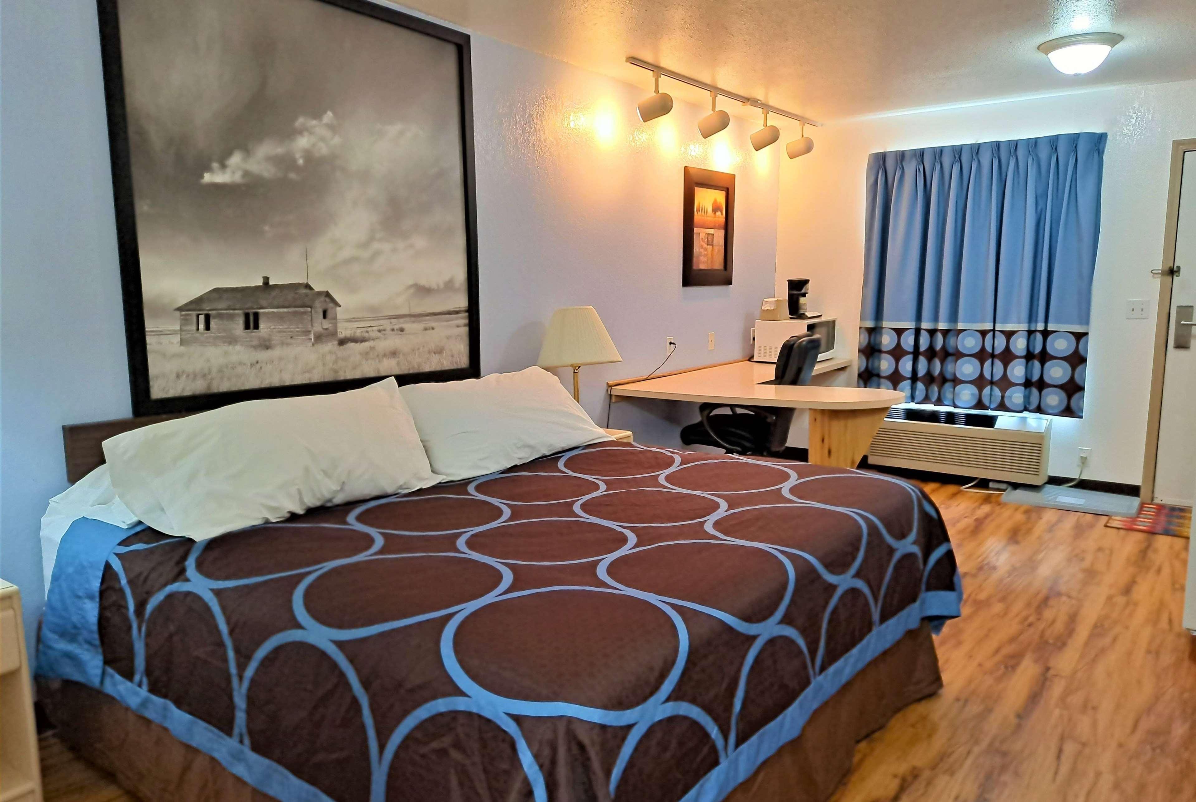 Super 8 By Wyndham Three Hills Ab Otel Dış mekan fotoğraf