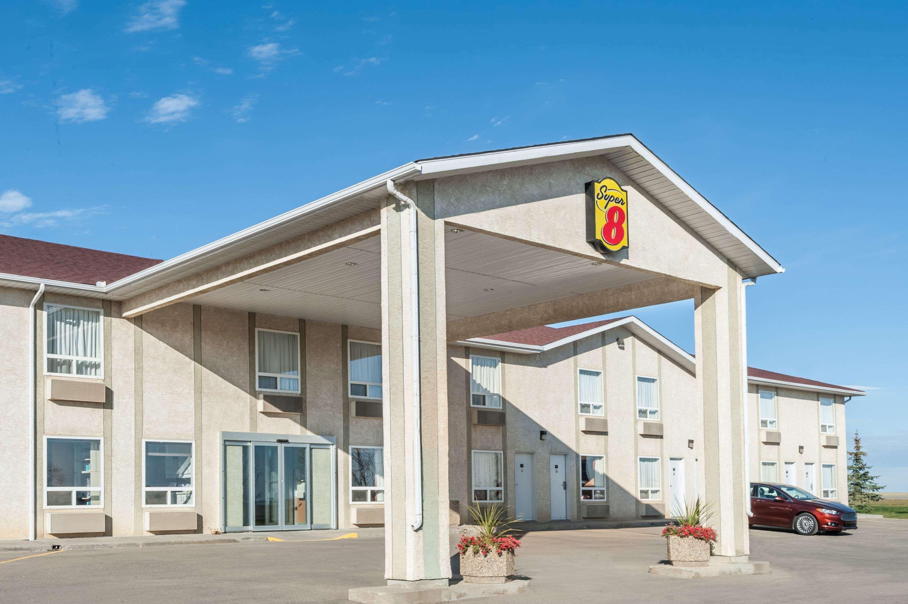 Super 8 By Wyndham Three Hills Ab Otel Dış mekan fotoğraf