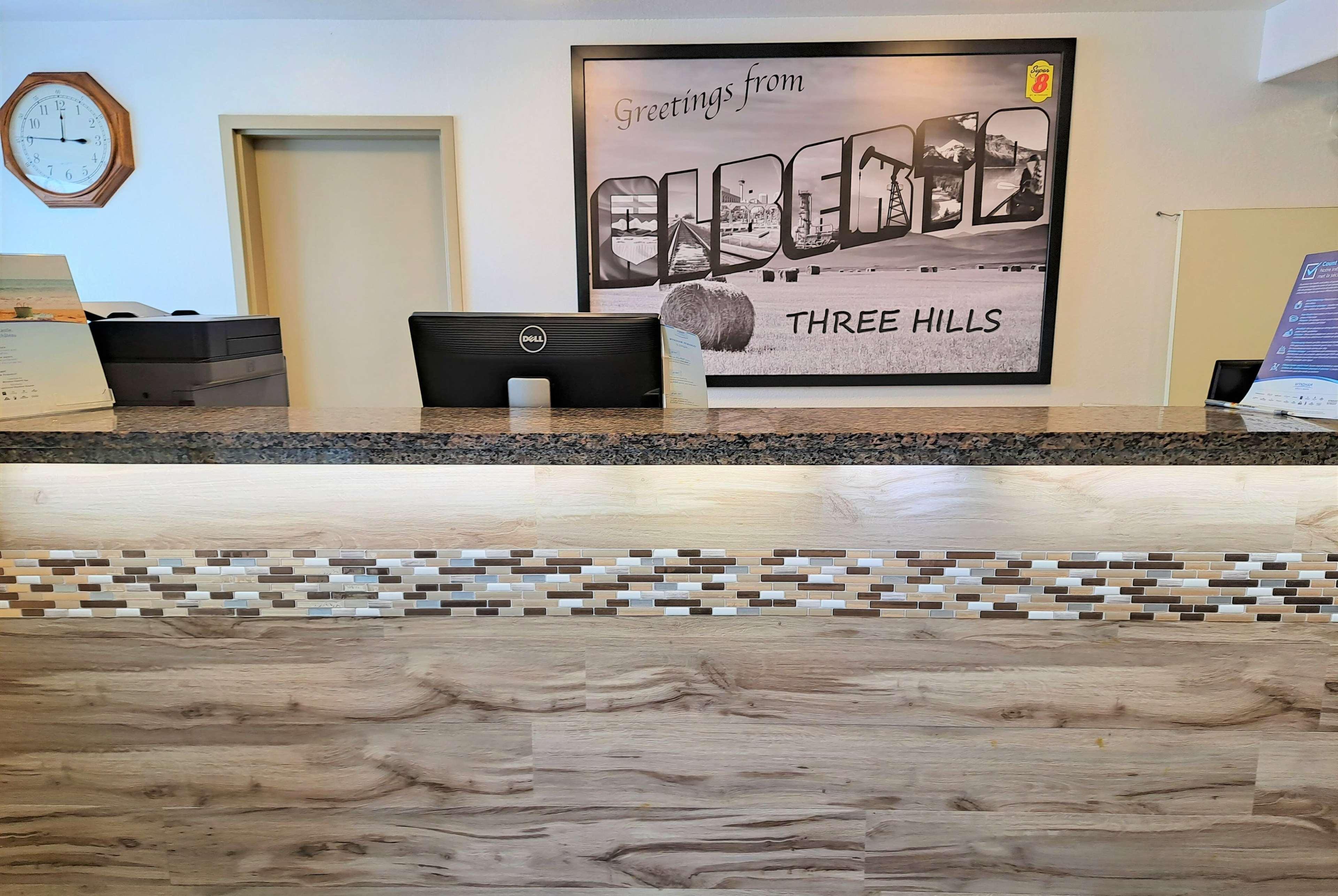 Super 8 By Wyndham Three Hills Ab Otel Dış mekan fotoğraf